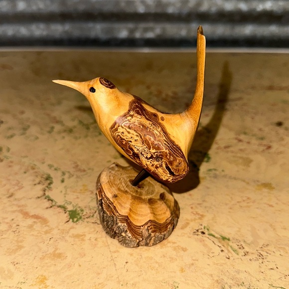 Hand Carved bird, signed by the artist - Picture 1 of 8